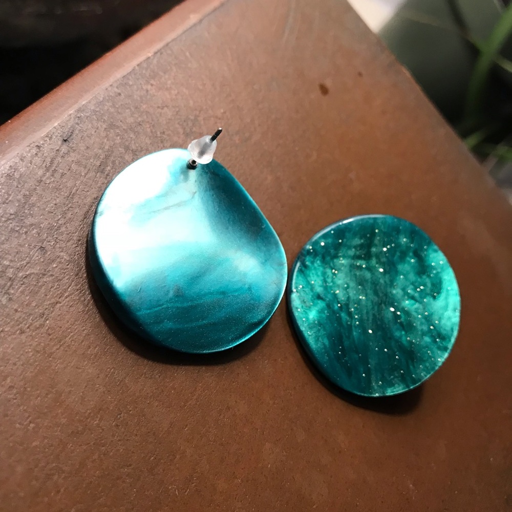Beautiful Acrylic green curved round earrings🌿 - Picture 5 of 7